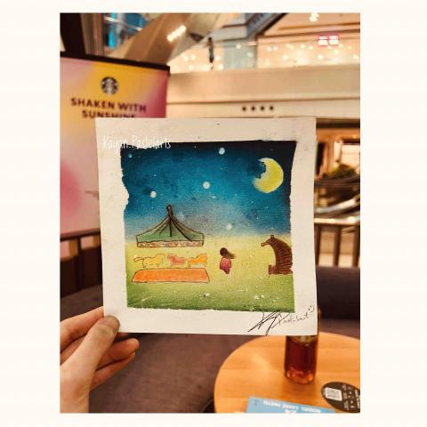 Kayan.Pastelarts - 原創作品，靈感來自張敬軒的隱形遊樂埸
只有紙和筆，在那裏都是一個創作的天地?
日本和諧粉彩希望藝術協會(JPHAA)審核功課之一
希望，是遠征未來
作品想表達我原本對未來毫無希望，但是現在正前往夢想的木馬?那個女陔的漸變色是說我由情緒不穩，不安去直到找尋到充滿希望和光明?。
希望，是遠征未來，向未來前進??