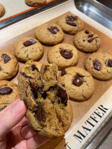 Crystal  - 開心果朱古力軟心曲奇?