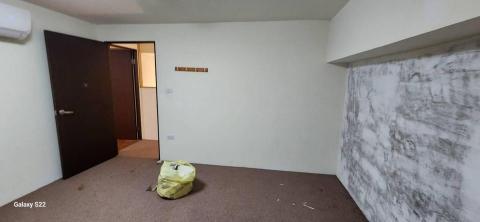 甲殼類大頭呆 - 苗栗縣竹南鎮，社區：La More，乳膠漆+壁紙清除+清運+局部批土，施工中