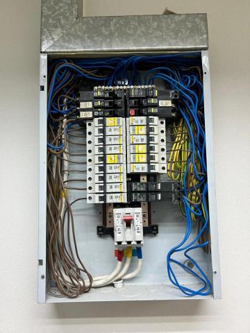 傑師兄 - 更換配電箱