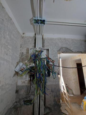 傑師兄 - 鋪設喉管/電線＆加改電箱工程