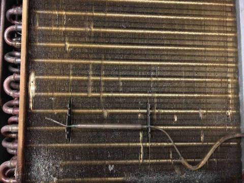 誠記冷氣 - 洗窗口機前