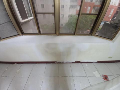 甲殼類大頭呆 - 新竹市，全室不含天花板乳膠漆，社區：工研雙星，批土+防水抗裂水泥+防水漆，全部完成，施工中