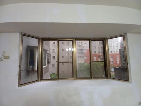 甲殼類大頭呆 - 新竹市，全室不含天花板乳膠漆，社區：工研雙星，批土+防水抗裂水泥+防水漆，全部完成，施工中