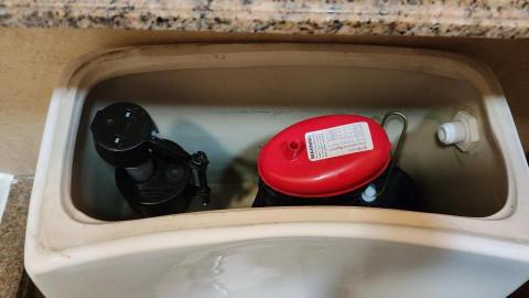 王生 - 修理马桶水箱配件