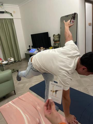 Bhavayoga - 成人瑜珈遊戲進行中 看照片就知道 男士的動作不是很協調  而且需要輔助工具 肌肉力量是有的  然而比較缺乏拉伸的 動作