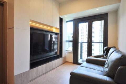 KingDesign - 八尺電視櫃
極大收納空間
讓家中維持整齊、乾淨，不但能賞心悅目，還能提高家中成員的生活品質。