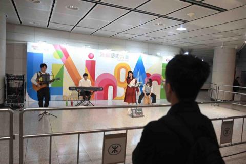 Ming sir 木結他/電結他/Ukulele 教學課程 - 在 香港站 內街頭表演