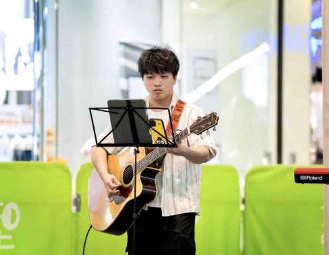 Ming sir 木結他/電結他/Ukulele 教學課程 - 在 油塘大本型商場 表演