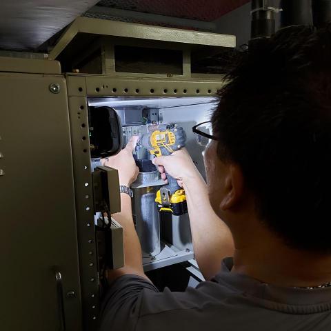 傑師兄 - 更換電制櫃內電容