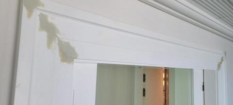 楊沃文 - 門及框執灰後噴手掃漆。