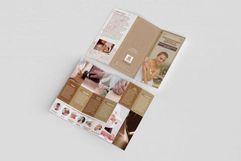 Evan Wong - 這份精心設計的三摺頁單張爲溫哥華一家專注於中醫美容的診所提供詳盡的服務介紹。單張中包含了各種傳統中醫美容療法的詳細描述，如鍼灸、拔罐、面部護理及傳統草藥治療等，所有服務內容均以精確的英文進行表述，確保能夠向非中文背景的華人顧客清晰傳達。圖文並茂的佈局不僅展示了服務的實際應用場景，還提供了關於如何預約和診所聯繫方式的實用信息，旨在吸引更多關注健康和自然療法的顧客。