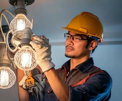 何先生 (Marcus) - 安裝電證, 換舊燈裝新燈 何先生 (Marcus) - 安裝電證, 換舊燈裝新燈
