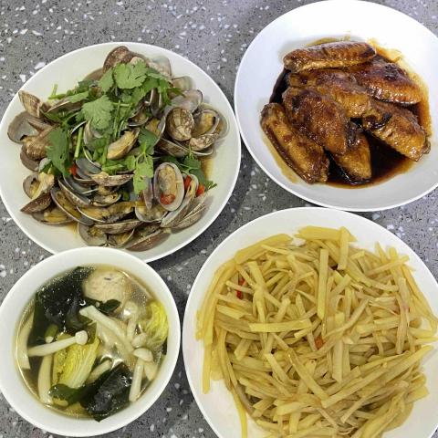 Katherine - 辣炒花甲、昆布菌菇湯
