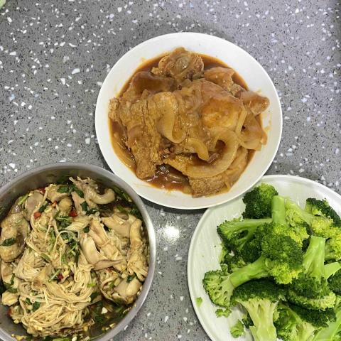 Katherine - 手撕雞涼菜、白灼西蘭花、港式蕃茄豬扒