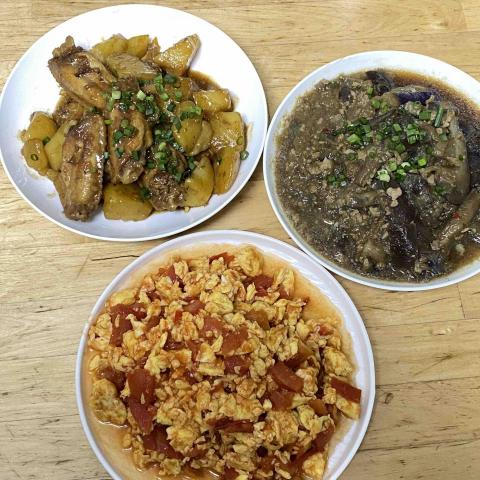 Katherine - 薯仔炆雞翼、蕃茄炒蛋，魚香茄子