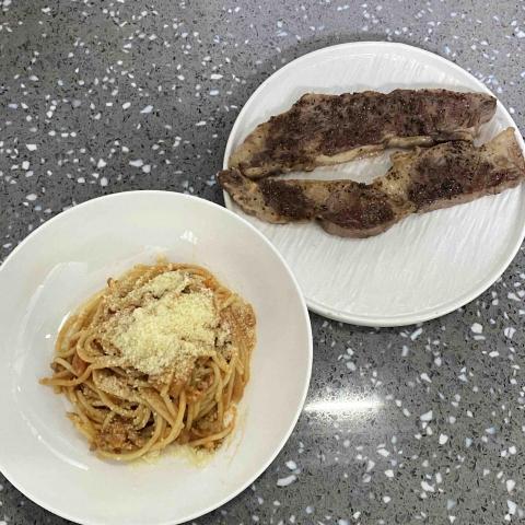 Katherine - 肉醬意粉、煎牛小排