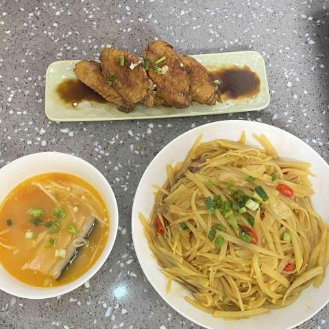 Katherine - 酸辣土豆丝、可樂雞翼、三文魚頭湯