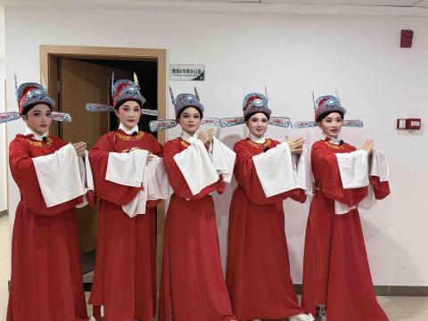 Celia - 今天到剧团来帮忙打杂化妆，这么多个俊俏的黄梅戏《女驸马》，演出成功[胜利]✧٩(ˊωˋ*)و✧