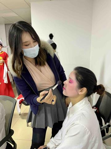 Celia - 今天到剧团来帮忙打杂化妆，这么多个俊俏的黄梅戏《女驸马》，演出成功[胜利]✧٩(ˊωˋ*)و✧