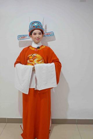 Celia - 今天到剧团来帮忙打杂化妆，这么多个俊俏的黄梅戏《女驸马》，演出成功[胜利]✧٩(ˊωˋ*)و✧