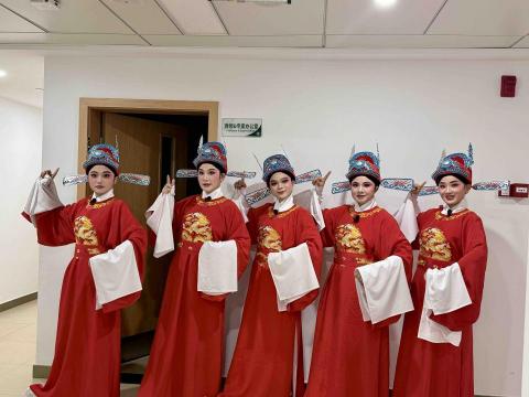 Celia - 今天到剧团来帮忙打杂化妆，这么多个俊俏的黄梅戏《女驸马》，演出成功[胜利]✧٩(ˊωˋ*)و✧