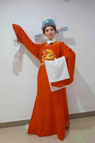 Celia - 今天到剧团来帮忙打杂化妆，这么多个俊俏的黄梅戏《女驸马》，演出成功[胜利]✧٩(ˊωˋ*)و✧