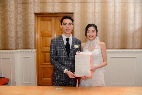 daniel chan - 前方用機頂閃光燈,後方用另一閃光燈射向天花, 形成散射光令光線柔和