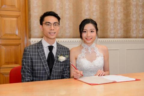 daniel chan - 前方用機頂閃光燈,後方用另一閃光燈射向天花, 形成散射光令光線柔和