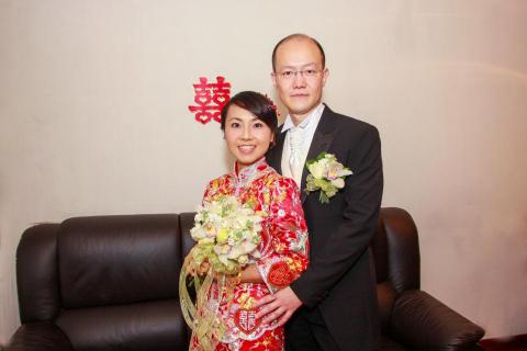 daniel chan - 用小型閃光燈閃光反光片,令光線柔和.
新郎面有班photoshop 除去
背景很多雜物用photoshop 除去.