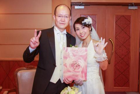 daniel chan - 用小型閃光燈閃光反光片,令光線柔和.
新郎面有班photoshop 除.