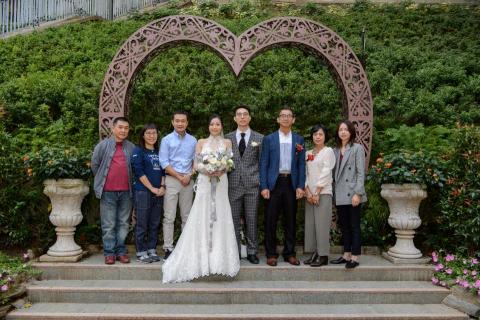 daniel chan - 背景樹葉綠色很喑,用photshop 調光.