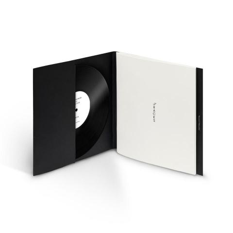 音樂說故事出版社有限公司 - 出版散文集《十室久空》。