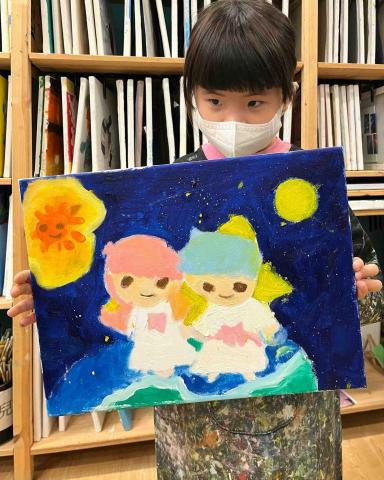 飛吧!夢想創意畫室 - 導師分享學生作品:
Hailey的雙子星守護著地球。這位K3小朋友很用心地繪畫浩瀚的宇宙,她對未知的世界感到好奇,並告訴導師:「將來要換我來守護地球!」 飛吧!夢想創意畫室 - 導師分享學生作品:
Hailey的雙子星守護著地球。這位K3小朋友很用心地繪畫浩瀚的宇宙,她對未知的世界感到好奇,並告訴導師:「將來要換我來守護地球!」