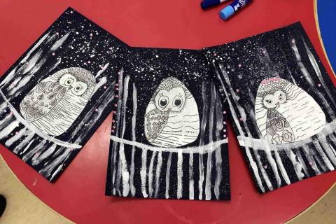 飛吧!夢想創意畫室 - 導師分享學生作品:
幾年前導師Miss C做義工認識了三位活潑可愛的小女生。她們對繪畫抱有熱誠,而且認真對待自己的作品。這張相片是下課前進行的一個小型藝術鑑賞,Miss C期待學員培養出分享創作理念和想法的習慣,通過欣賞其他同學的作品來提升鑑賞能力,並對藝術創作有更多的思考? 飛吧!夢想創意畫室 - 導師分享學生作品:
幾年前導師Miss C做義工認識了三位活潑可愛的小女生。她們對繪畫抱有熱誠,而且認真對待自己的作品。這張相片是下課前進行的一個小型藝術鑑賞,Miss C期待學員培養出分享創作理念和想法的習慣,通過欣賞其他同學的作品來提升鑑賞能力,並對藝術創作有更多的思考?