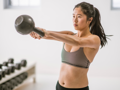 Sunny Lee - 壺鈴訓練
壺鈴訓練一種多功能的力量訓練形式。壺鈴訓練針對包括核心、腿部、臀部、背部、肩膀和手臂在內的多種肌肉。壺鈴練習可以幫助提高肌肉耐力，增強肌肉平衡，並改善您的訓練技巧。壺鈴訓練中的動態動作同時吸引多個肌肉群，促進功能性力量和穩定性。例如，壺鈴揮動主要針對後鏈肌群，包括臀大肌、腘繩肌和下背部，同時也活化肩部和核心。