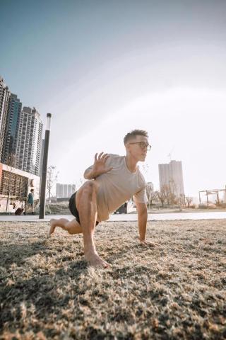 Sunny Lee - 動物流 (適合所有程度)
動物流是一種從動物的動作為靈感創造的健身運動系統，模仿了四足動物的移動方式進行地面運動以及徒手訓練，是一種具有流動性和挑戰性的健身模式。