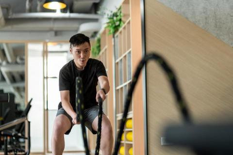 Sunny Lee - 戰繩訓練
戰繩訓練，指的是手持纜繩所進行的全身性運動，多屬於高強度間歇有氧。因為變化非常多種，訓練強度也非常高，不需要很長的時間就能達到運動效果，因此很成為許多人燃脂的首選。戰繩能夠強化身體局部的肌耐力並增加肌肉量，著重於身體的穩定性尤其是腹部、腰、手、腳，當我們甩動戰繩做變化時，需要不斷去調整運動的力道及方向，是一種全身性的訓練。