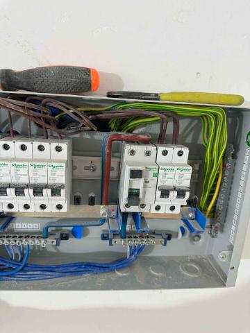 思杰電器工程公司 - 更換菲士