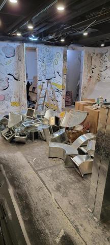 楊沃文 - 餐廳牆身對花牆布。