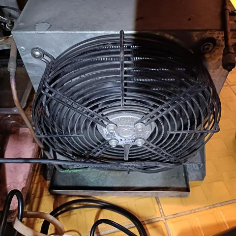 Herman Fung - 更换冷藏枱櫃機組