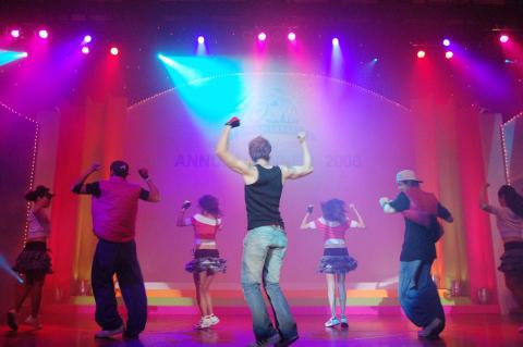 FATI PRODUCTION - “點亮您的活動,讓每一刻都成為難忘的回憶!”
燈光效果是每場精彩活動中不可或缺的元素。無論是婚禮、演唱會、企業晚會或派對,FATI PRODUCTION專業的燈光租借服務都會為您的活動增添無限的魅力和活力。FATI PRODUCTION燈光效果租借服務提供多種燈光設備:LED燈、雷射燈、舞檯燈、移動頭燈等設備,滿足不同場景的需求。讓我們共同打造一場視覺饗宴,讓您的活動成為眾人矚目的焦點! FATI PRODUCTION - “點亮您的活動,讓每一刻都成為難忘的回憶!”
燈光效果是每場精彩活動中不可或缺的元素。無論是婚禮、演唱會、企業晚會或派對,FATI PRODUCTION專業的燈光租借服務都會為您的活動增添無限的魅力和活力。FATI PRODUCTION燈光效果租借服務提供多種燈光設備:LED燈、雷射燈、舞檯燈、移動頭燈等設備,滿足不同場景的需求。讓我們共同打造一場視覺饗宴,讓您的活動成為眾人矚目的焦點!