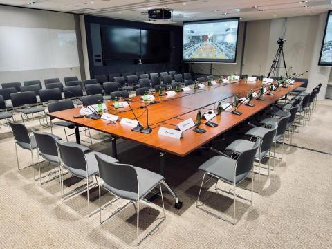 FATI PRODUCTION - 針對企業和商業活動,FATI PRODUCTION 提供專業的會議設備租賃,包括高端投影機、音響系統、無線麥克風、視訊會議設備、燈光系統等。他們的會議設備技術穩定,操作簡便,能確保活動現場的聲音與影像效果流暢清晰,特別適合舉辦國際會議、研討會和講座。 FATI PRODUCTION - 針對企業和商業活動,FATI PRODUCTION 提供專業的會議設備租賃,包括高端投影機、音響系統、無線麥克風、視訊會議設備、燈光系統等。他們的會議設備技術穩定,操作簡便,能確保活動現場的聲音與影像效果流暢清晰,特別適合舉辦國際會議、研討會和講座。