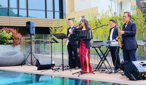 FATI PRODUCTION - FATI LIVE BAND 是香港全職頂級音樂現場樂隊,以流行、爵士、古典、搖擺、布魯斯和 Bossa Nova 經典音樂而聞名。我們組成的流行、爵士和古典現場樂隊,在香港、澳門、中國和亞洲地區的五星級酒店和著名餐廳俱樂部及於各種規模的公司活動、宴會、婚禮、派對和私人聚會上演出超過 5000 場。FATI LIVE BAND 成立於 2007 年,是香港歷史最悠久的現場演奏表演樂隊之一。 FATI PRODUCTION - FATI LIVE BAND 是香港全職頂級音樂現場樂隊,以流行、爵士、古典、搖擺、布魯斯和 Bossa Nova 經典音樂而聞名。我們組成的流行、爵士和古典現場樂隊,在香港、澳門、中國和亞洲地區的五星級酒店和著名餐廳俱樂部及於各種規模的公司活動、宴會、婚禮、派對和私人聚會上演出超過 5000 場。FATI LIVE BAND 成立於 2007 年,是香港歷史最悠久的現場演奏表演樂隊之一。