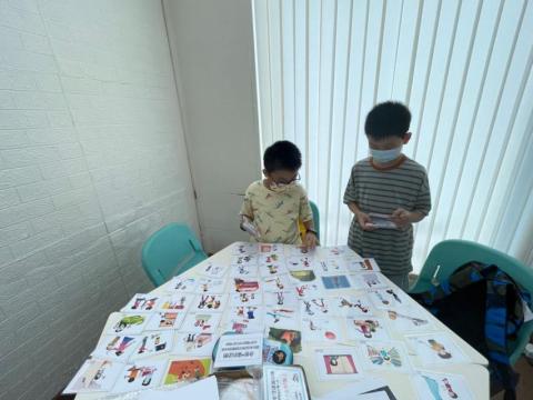 Miss Eliza - 訓練專注,找出故事中的目標人物 Miss Eliza - 訓練專注,找出故事中的目標人物