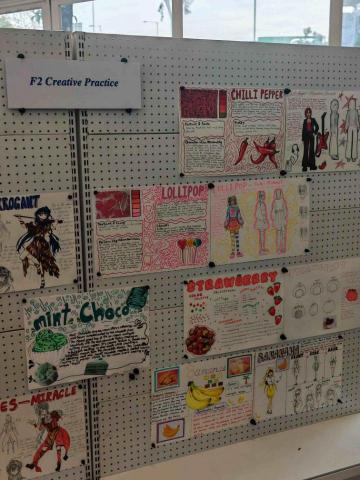 Miss Eliza - 定期到學校開放日觀察學生的作品,順道和家長分享學校最新的動向 Miss Eliza - 定期到學校開放日觀察學生的作品,順道和家長分享學校最新的動向