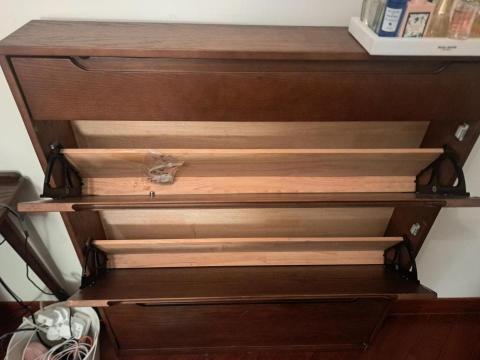 Tsz Yat Angus Ng - 維修鞋櫃,補回鬆脫螺絲,恢復正常 Tsz Yat Angus Ng - 維修鞋櫃,補回鬆脫螺絲,恢復正常