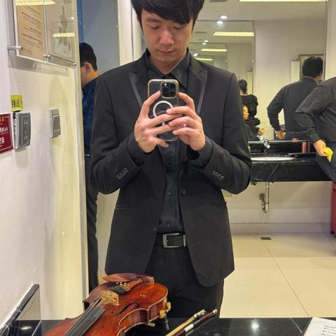 提供ado 本人服務的專家Derek Chan
