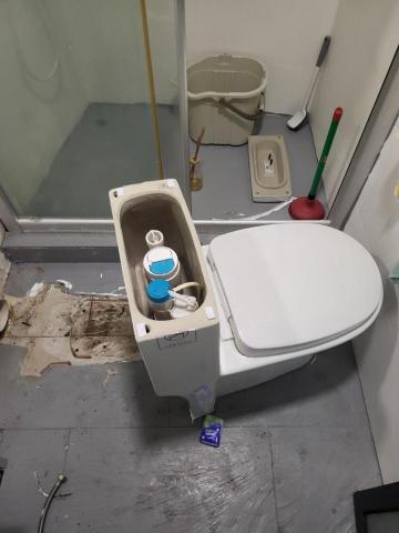 梁師傅 - 安裝廁所前 梁師傅 - 安裝廁所前