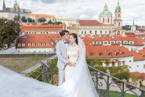 Forever Love Journey - 巴黎與布拉格的婚紗攝影旅程 : 今年夏天，我們很榮幸為一對來自香港的準新人，在巴黎與布拉格拍攝浪漫的歐洲婚紗照（Europe Pre-Weddings）。我們提供全方位服務，包括婚紗攝影、錄影、新娘化妝與髮型設計，以及婚紗禮服租借（Wedding Gown Rental）